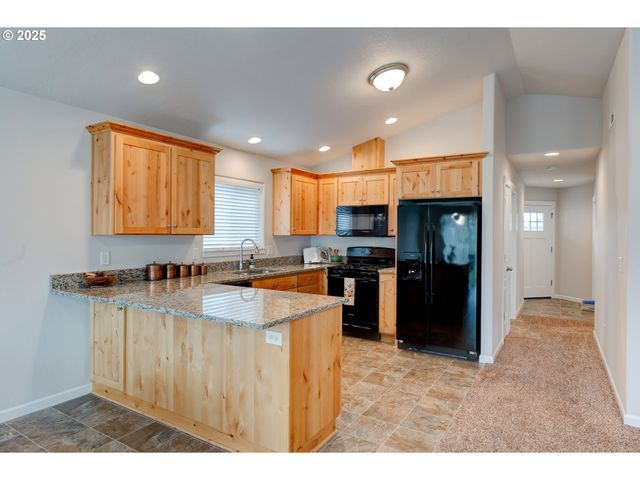 482 Se ISENBERG St, Dallas, OR 97338