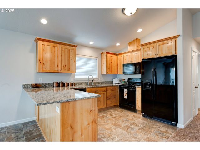 482 Se ISENBERG St, Dallas, OR 97338