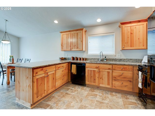 482 Se ISENBERG St, Dallas, OR 97338