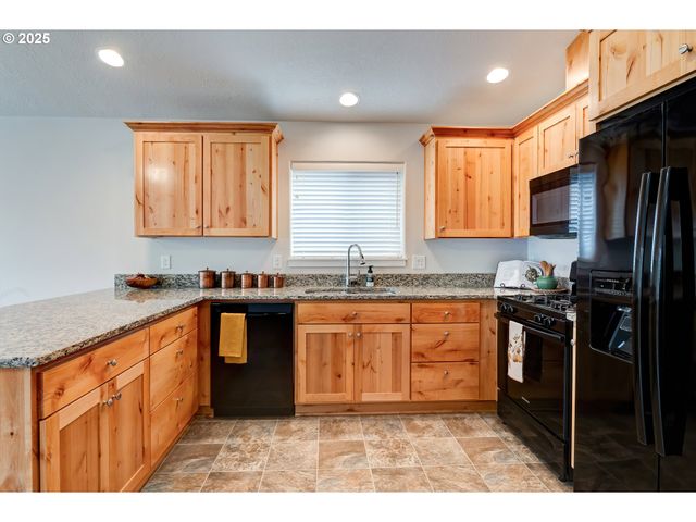 482 Se ISENBERG St, Dallas, OR 97338