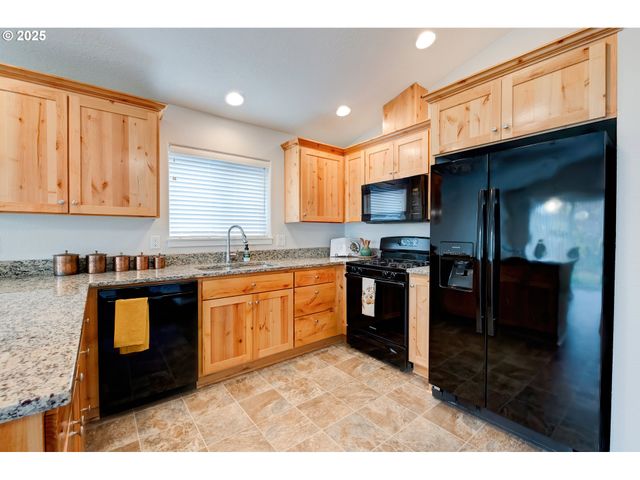 482 Se ISENBERG St, Dallas, OR 97338