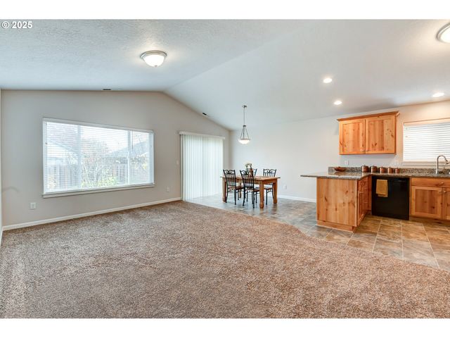 482 Se ISENBERG St, Dallas, OR 97338