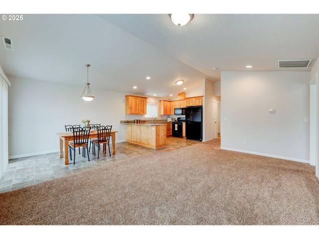 482 Se ISENBERG St, Dallas, OR 97338