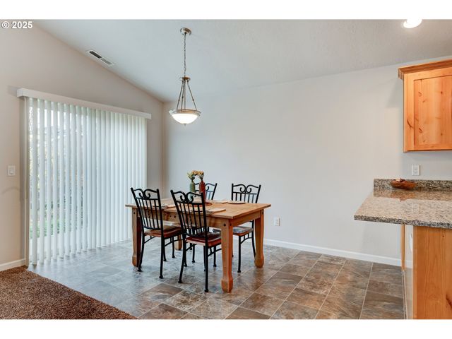 482 Se ISENBERG St, Dallas, OR 97338