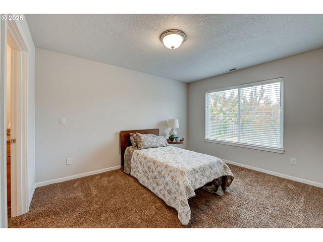 482 Se ISENBERG St, Dallas, OR 97338