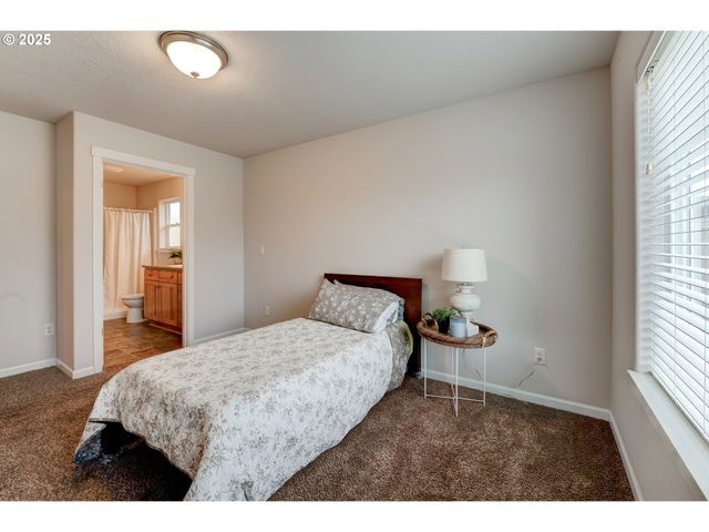 482 Se ISENBERG St, Dallas, OR 97338