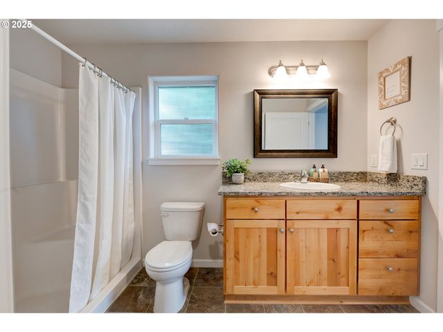 482 Se ISENBERG St, Dallas, OR 97338