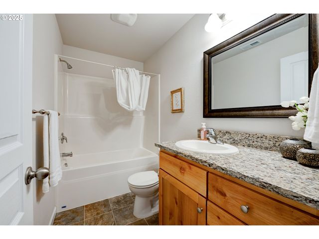 482 Se ISENBERG St, Dallas, OR 97338