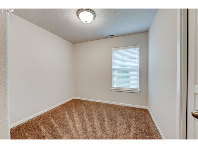 482 Se ISENBERG St, Dallas, OR 97338