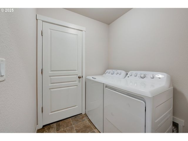 482 Se ISENBERG St, Dallas, OR 97338