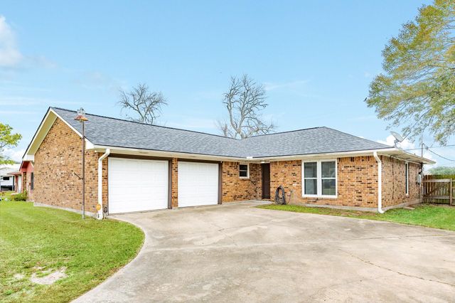 239 Lakewood Drive, Clute, TX 77531