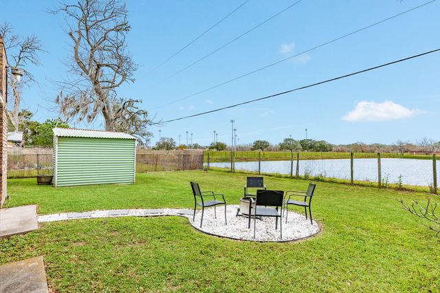 239 Lakewood Drive, Clute, TX 77531