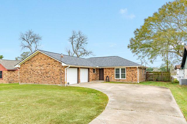 239 Lakewood Drive, Clute, TX 77531