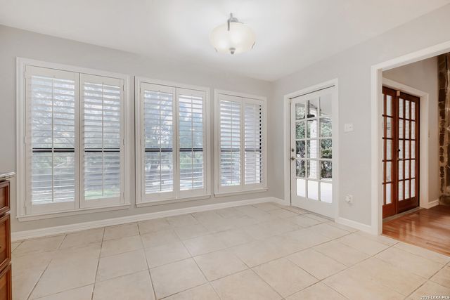 318 Country Wood Dr, San Antonio, TX 78216