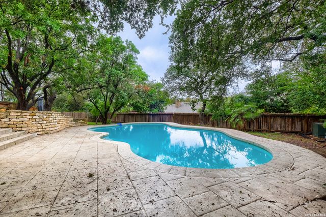 318 Country Wood Dr, San Antonio, TX 78216