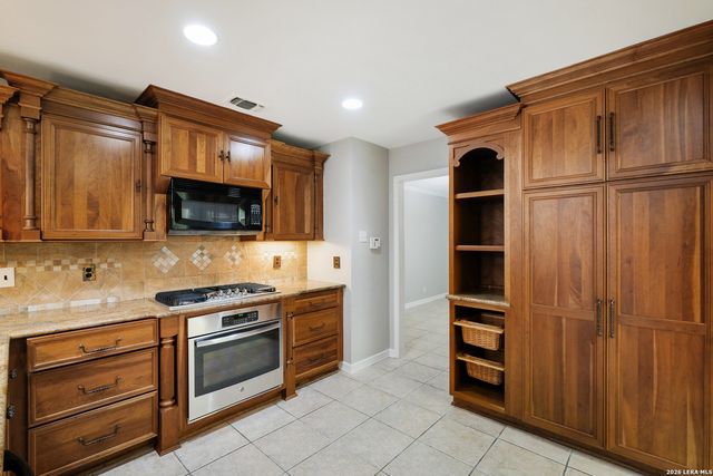 318 Country Wood Dr, San Antonio, TX 78216