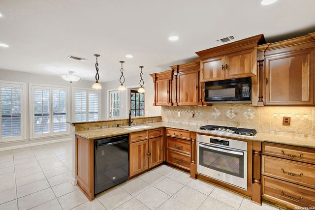 318 Country Wood Dr, San Antonio, TX 78216