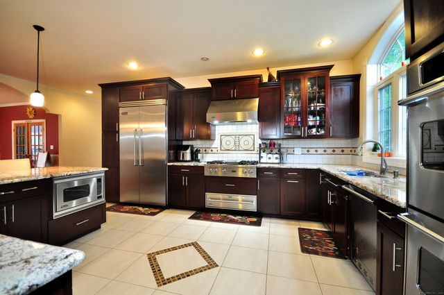 3 Maplecrest Lane, Hamden, CT 06514