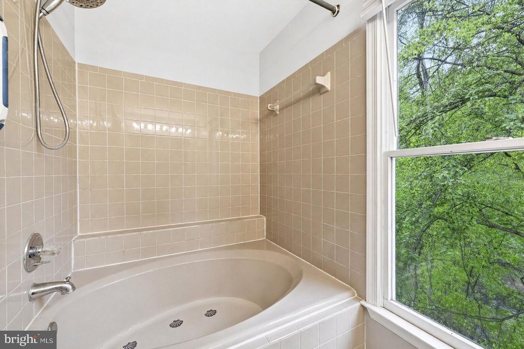 Image 27 of property listing at 8522 AUTUMN RUST RD, Ellicott City, MD 21043