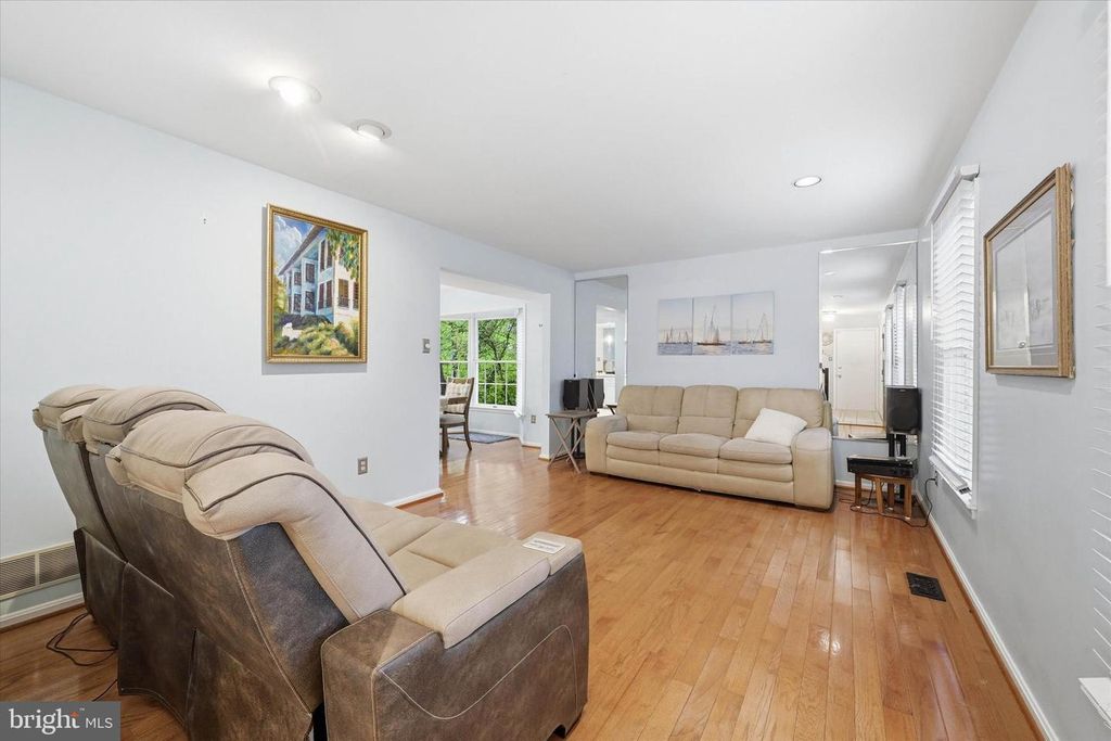 Image 3 of property listing at 8522 AUTUMN RUST RD, Ellicott City, MD 21043