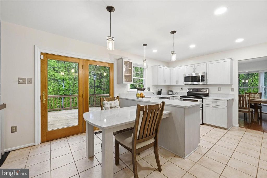 Image 9 of property listing at 8522 AUTUMN RUST RD, Ellicott City, MD 21043