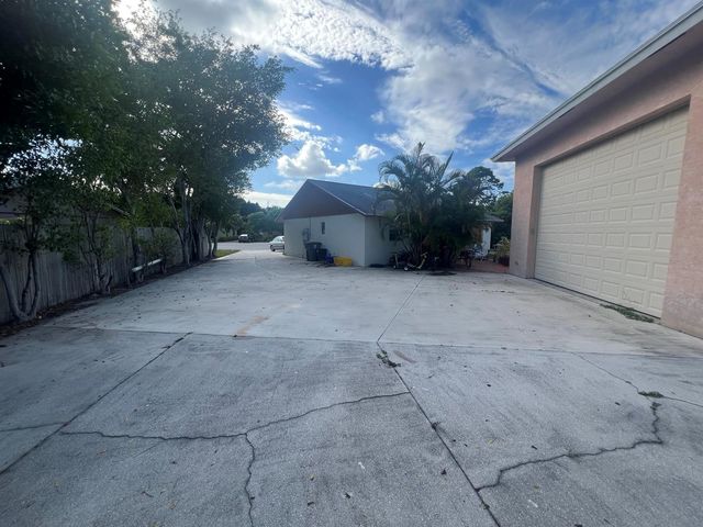 1309 W Frangipani Circle, Lantana, FL 33462