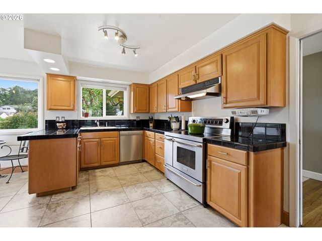 5615 FIRST Ct, West Linn, OR 97068