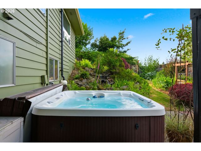 5615 FIRST Ct, West Linn, OR 97068