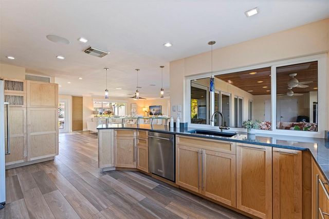 2024 MASSACHUSETTS AVENUE NE, St Petersburg, FL 33703