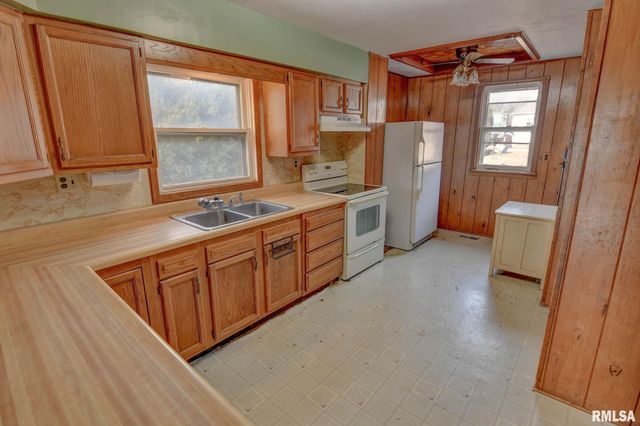 907 E PARK Street, Taylorville, IL 62568