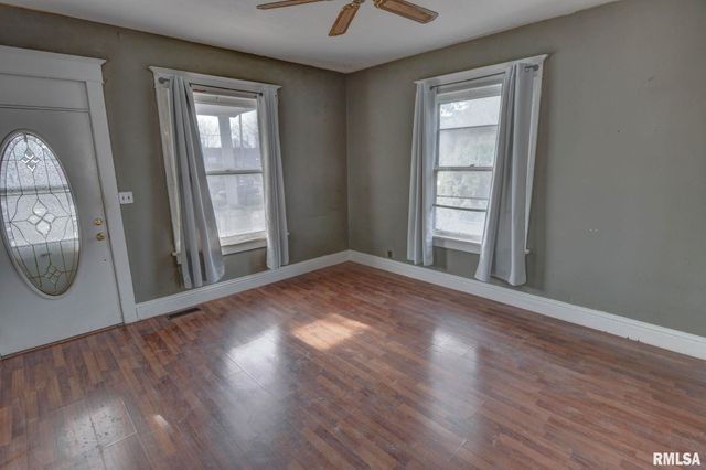 907 E PARK Street, Taylorville, IL 62568