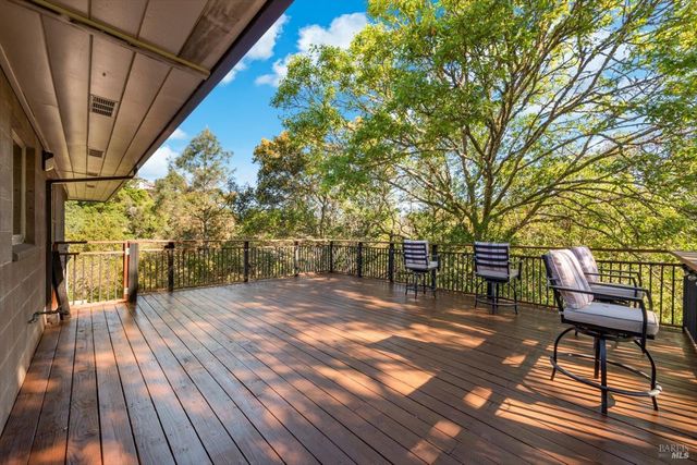 188 Country Club Ln, Napa, CA 94558