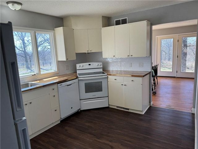 3998 S Highway 32 Highway S, El Dorado Springs, MO 64744