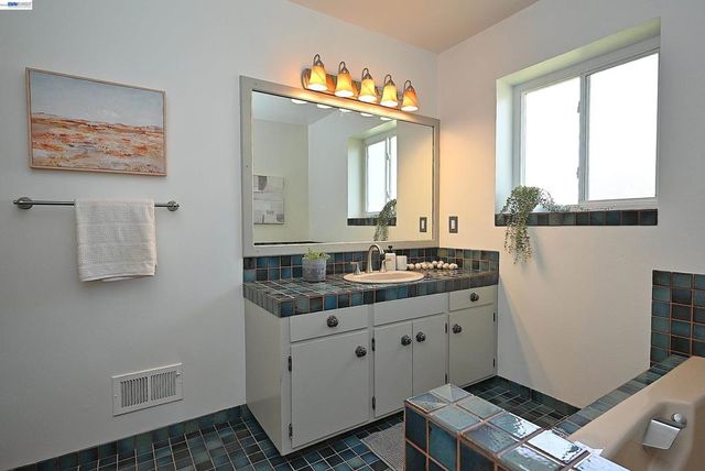 21714 Shadyspring Rd, Castro Valley, CA 94546