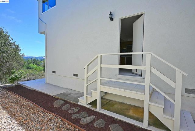 21714 Shadyspring Rd, Castro Valley, CA 94546