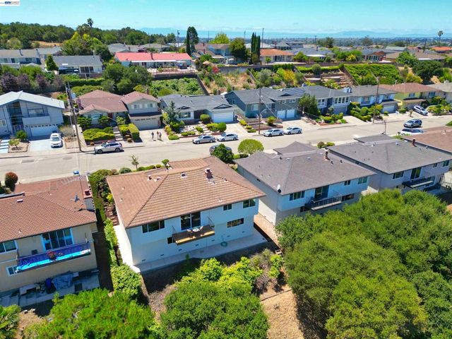 21714 Shadyspring Rd, Castro Valley, CA 94546