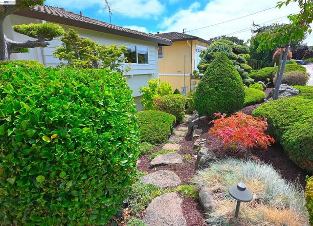 21714 Shadyspring Rd, Castro Valley, CA 94546