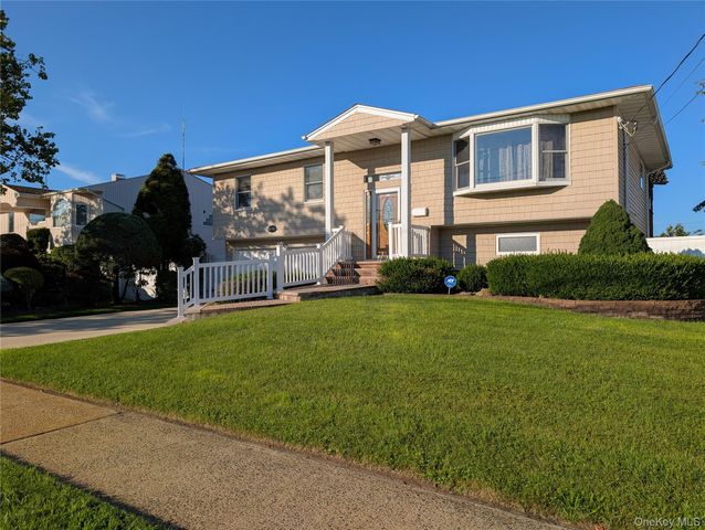 3039 Clubhouse Road, Merrick, NY 11566