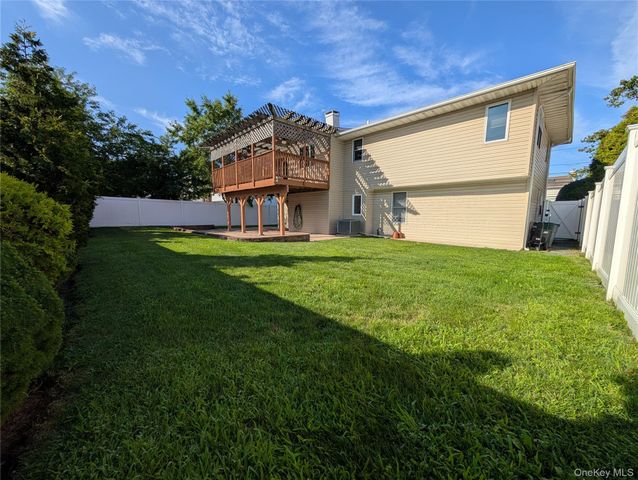 3039 Clubhouse Road, Merrick, NY 11566