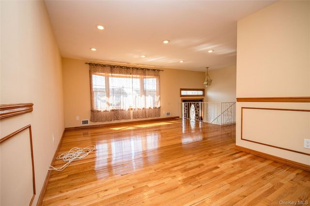 3039 Clubhouse Road, Merrick, NY 11566