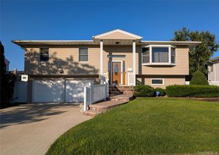 3039 Clubhouse Road, Merrick, NY 11566