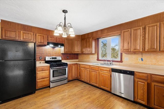 1094 County Road, Cataumet, MA 02534