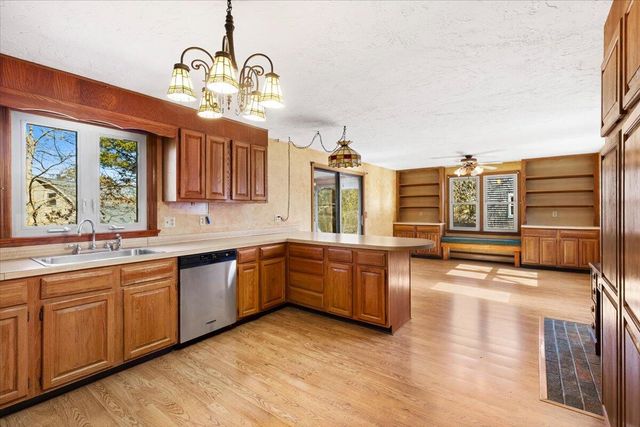 1094 County Road, Cataumet, MA 02534