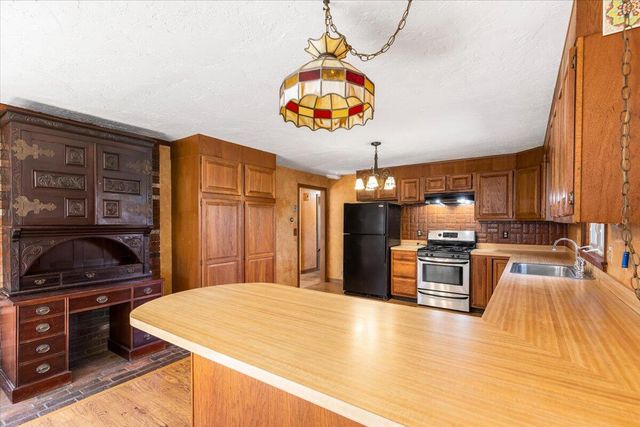 1094 County Road, Cataumet, MA 02534