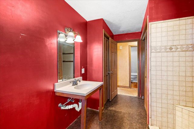 1094 County Road, Cataumet, MA 02534