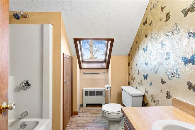 1094 County Road, Cataumet, MA 02534