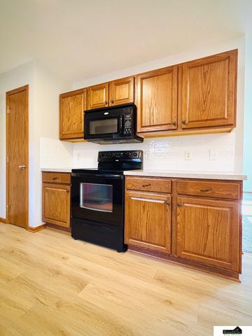 8801 Leighton Avenue, Lincoln, NE 68507