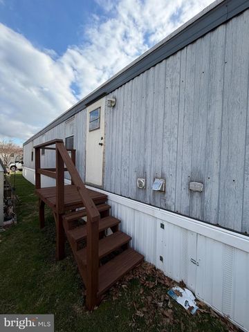 3 HILLTOP AVE, Akron, PA 17501