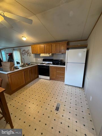 3 HILLTOP AVE, Akron, PA 17501