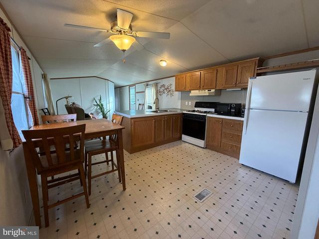 3 HILLTOP AVE, Akron, PA 17501